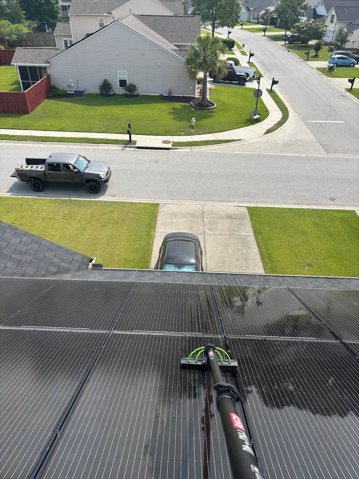 Streak-free deionized water rinse on a solar panel array